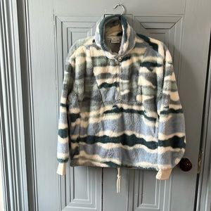 NWOT Mountain and Isles Blue and White Faux Fur 3/4 Zip Pullover